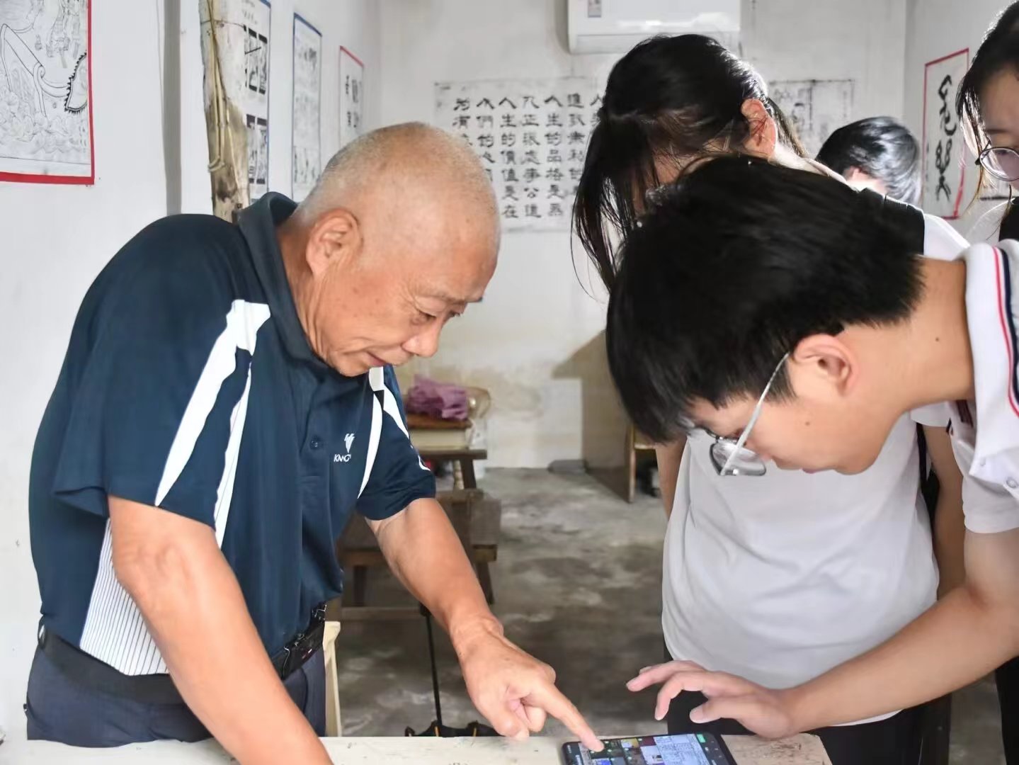 巢湖學(xué)院工商管理學(xué)院“懿本圖”非遺文化傳承實踐團(tuán)專訪中國國學(xué)名家程華炎