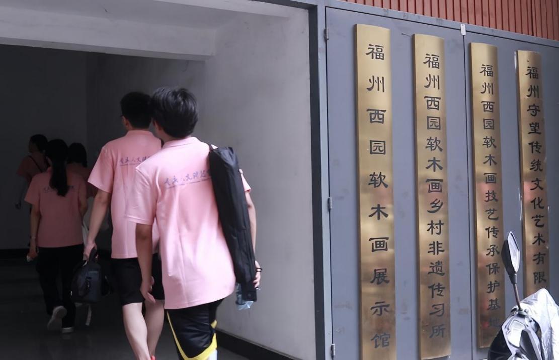 重慶人文科技學院 | 傳統(tǒng)與現(xiàn)代交融，探索創(chuàng)新傳承軟木畫的 發(fā)展性路徑