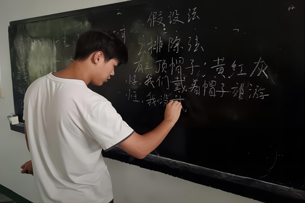 暑期社會實踐：武昌理工學院“青春筑夢”通城志愿服務(wù)隊開展推理特色課程