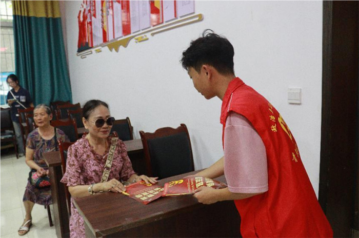 內(nèi)江師范學(xué)院學(xué)子暑期三下鄉(xiāng)：法治建設(shè)步步高，普法宣傳聲聲到