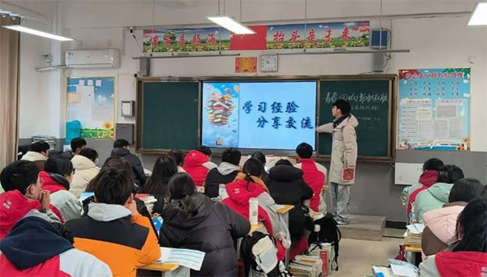 安財學(xué)子訪母校：探望老師，宣傳安財