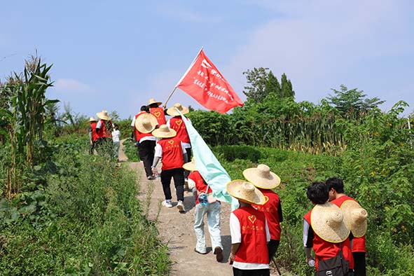 青年聚力情暖一老一幼，腳步不歇丈量青春沃野——“繁花碩果”鄉(xiāng)村振興公益行動隊篤力激活“鄉(xiāng)村振興”一池秋水