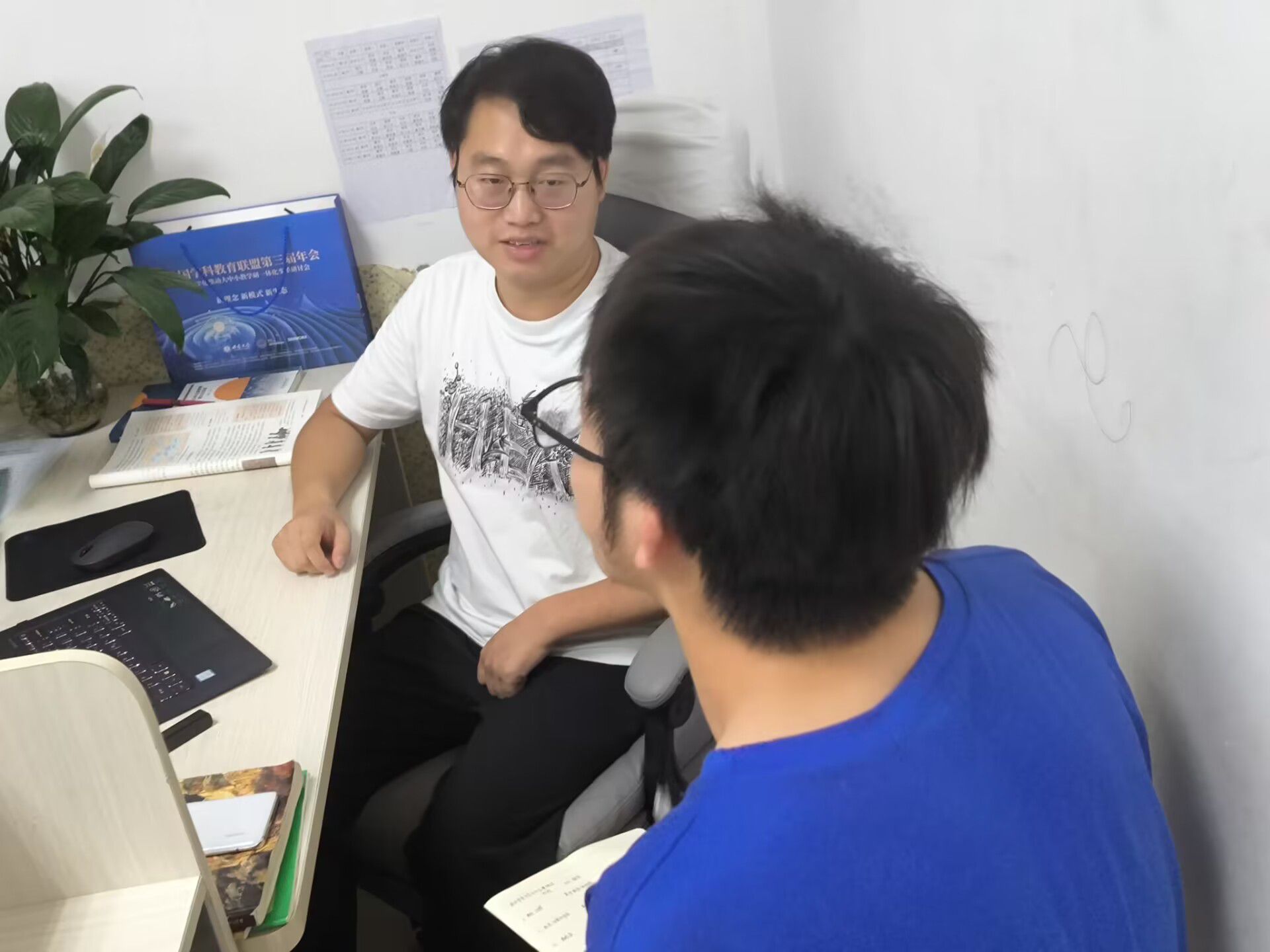 尋跡崢嶸西遷路，奮楫昂揚(yáng)新征程