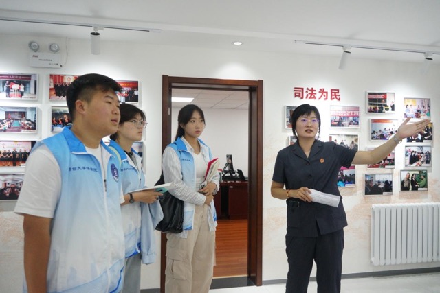 煙大學子走進青島市北法院——臉上帶笑與腳下生風，繪就訴源治理新“楓”景