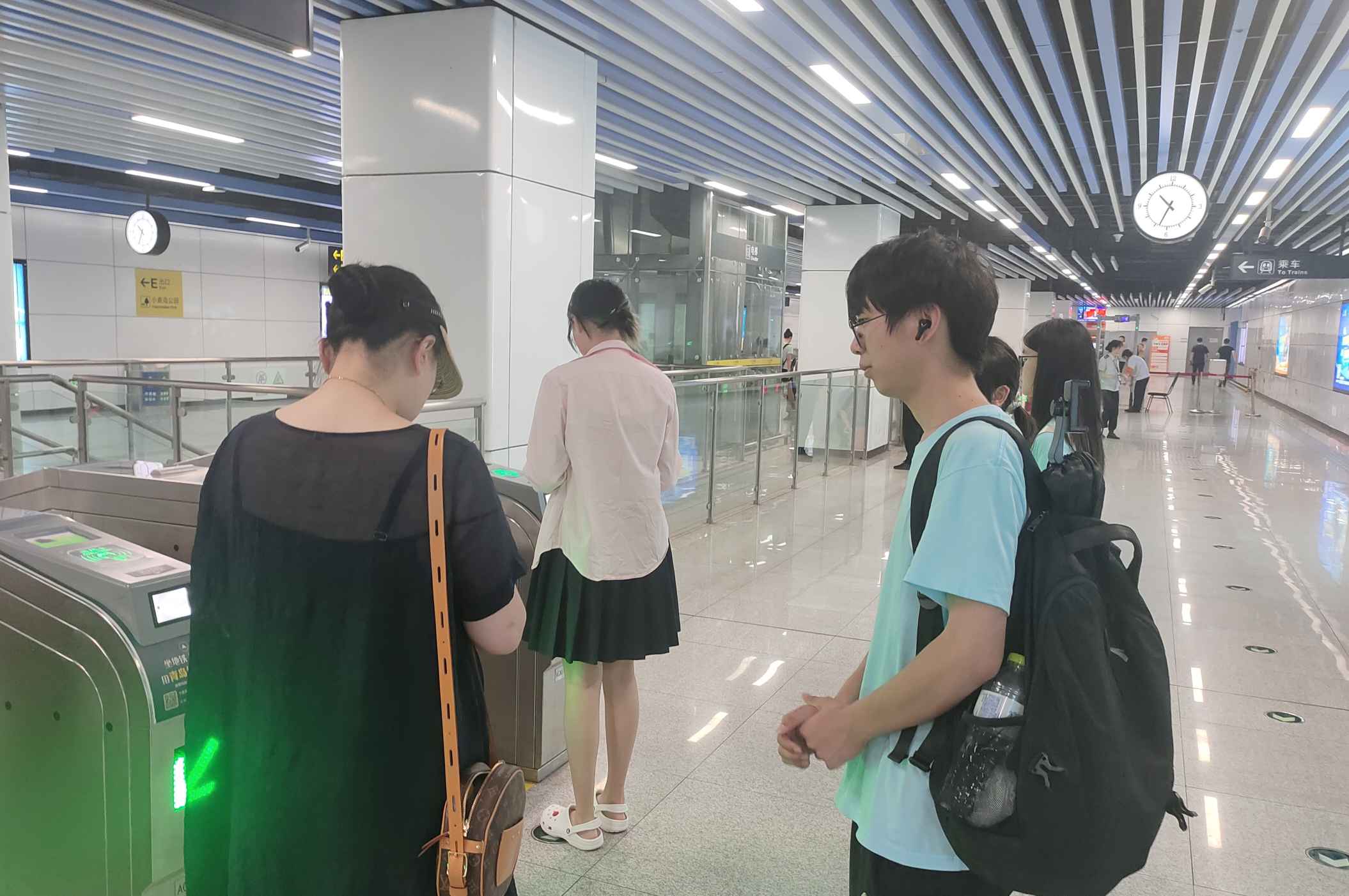 青島科技大學(xué)赴青島市“巡禮藍海情，筑夢文明行”文明旅游實踐團：文明足跡繪地鐵，旅游實踐頌新風