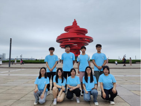 青島科技大學(xué)赴青島市“巡禮藍海情，筑夢文明行”文明旅游實踐團隊赴五四廣場、小麥島、棧橋參觀——文明出行， 一路潔凈