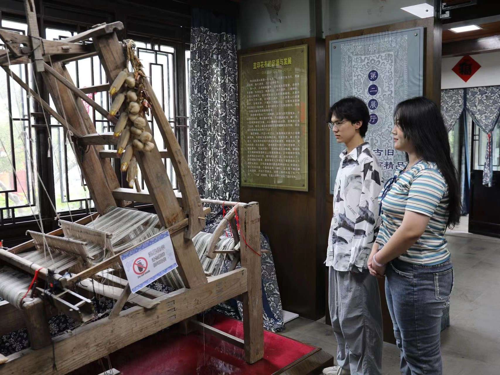 無錫學(xué)院學(xué)子三下鄉(xiāng)：鷂影風舞通城夢，白袷藍衫世界心