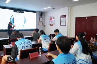 圖為調研隊成員在聽取溯源治理工作的報告。