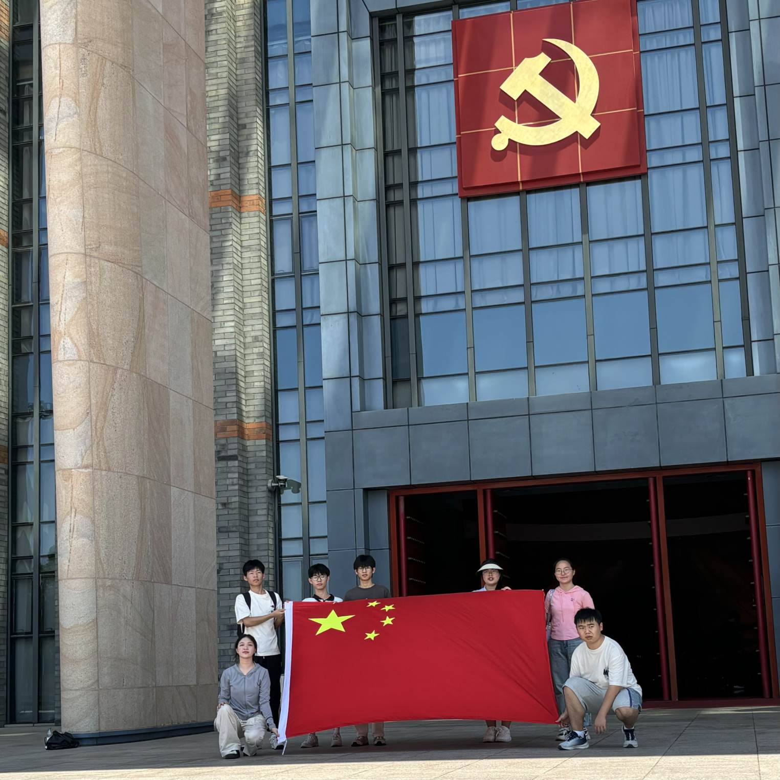 “以紅色革命文化為引，推廣普通話，共筑鄉(xiāng)村振興夢”--浙經(jīng)院學子實踐調(diào)研圖